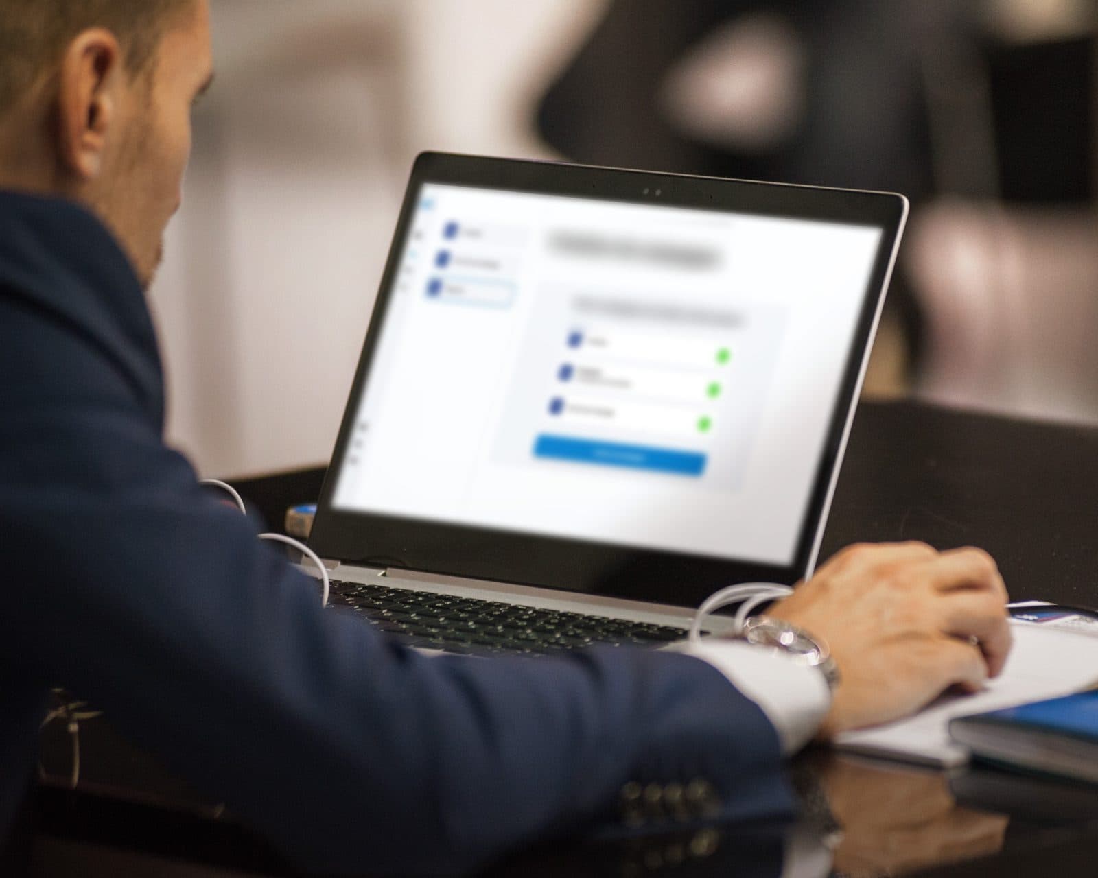 Person in front of a laptop showing the “Campaign creation” screen of the internal platform.