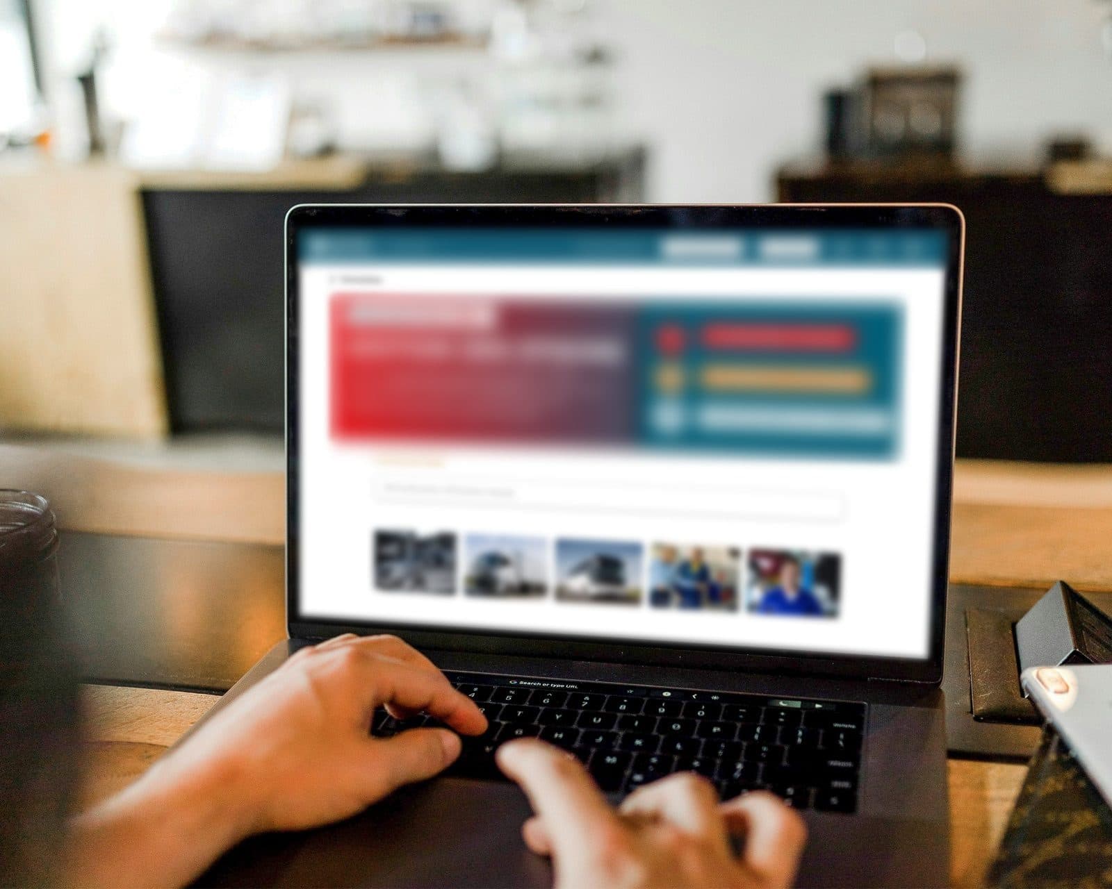Ordinateur portable affichant la page de lancement du service de gestion des stocks : économies, matériaux optimisés, programme de fidélité.