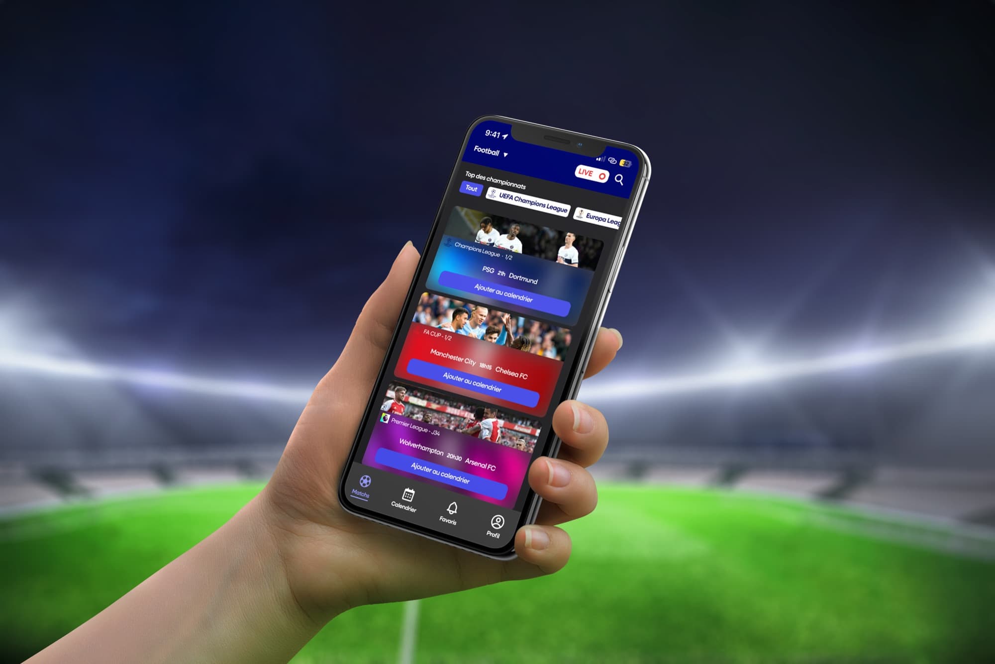 Main tenant un smartphone devant un stade éclairé, affichant la liste des matchs avec le bouton « Ajouter au calendrier ».